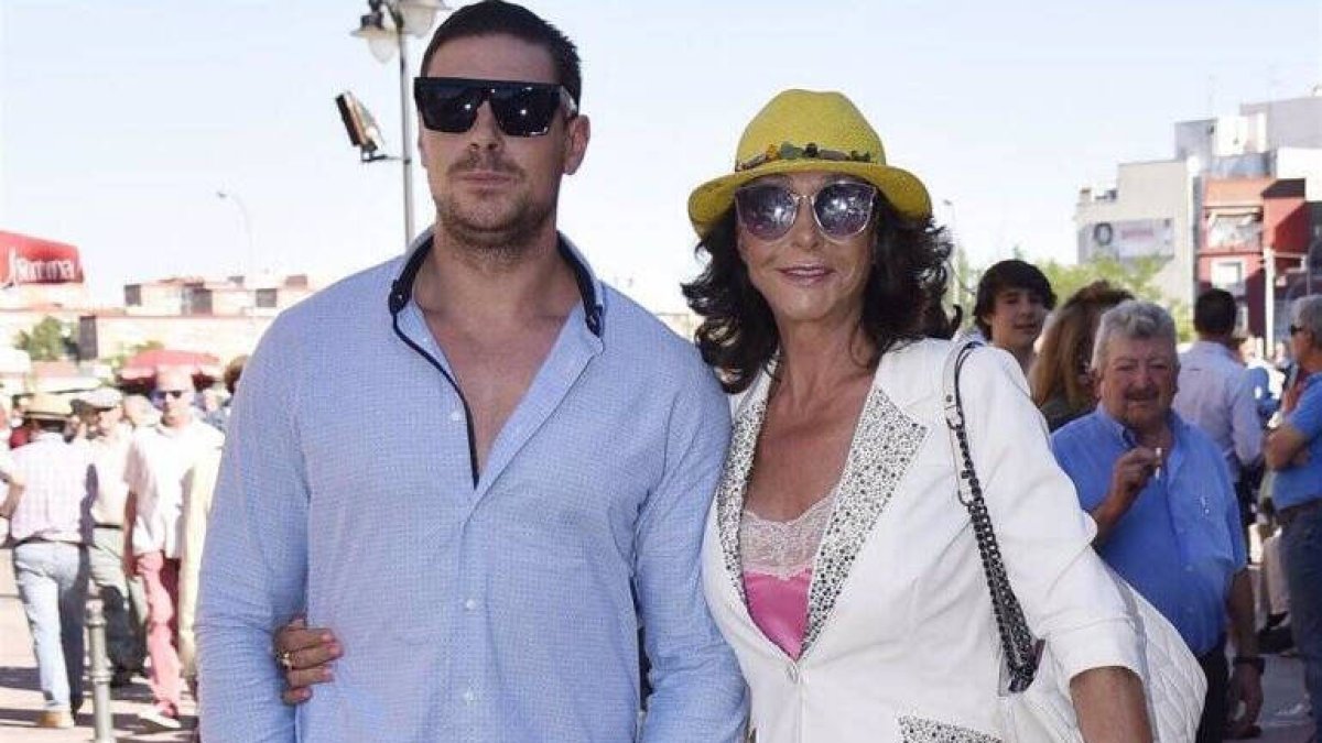 Jacobo Ostos junto a su madre, Mari Ángeles Grajal.