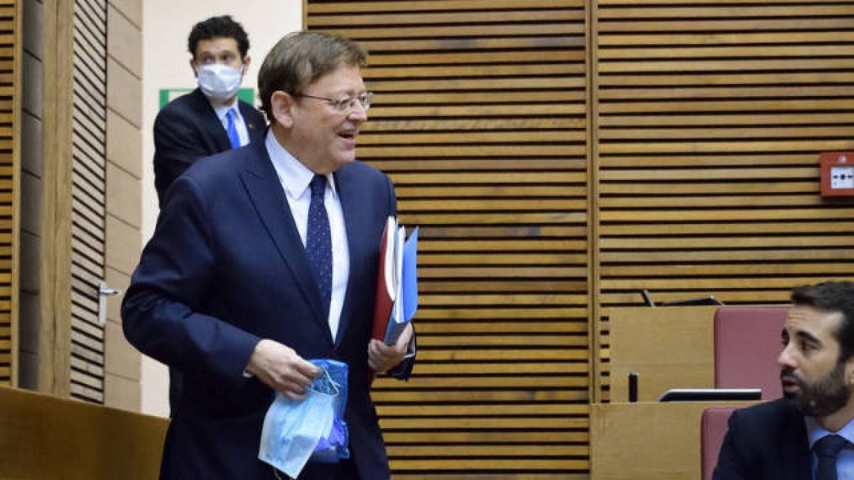 Ximo Puig con una mascarilla en el pleno de les Corts.
