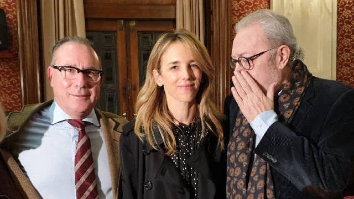 El exdiputado Juanvi Pérez,  Cayetana Álvarez y el presidente del PPCV Pedro Agramunt.