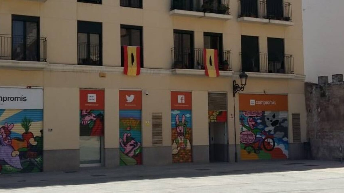La sede de Compromís ´luce´dos banderas españolas