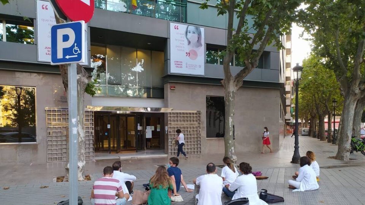 Los MIR siguen su protesta ante la conselleria.