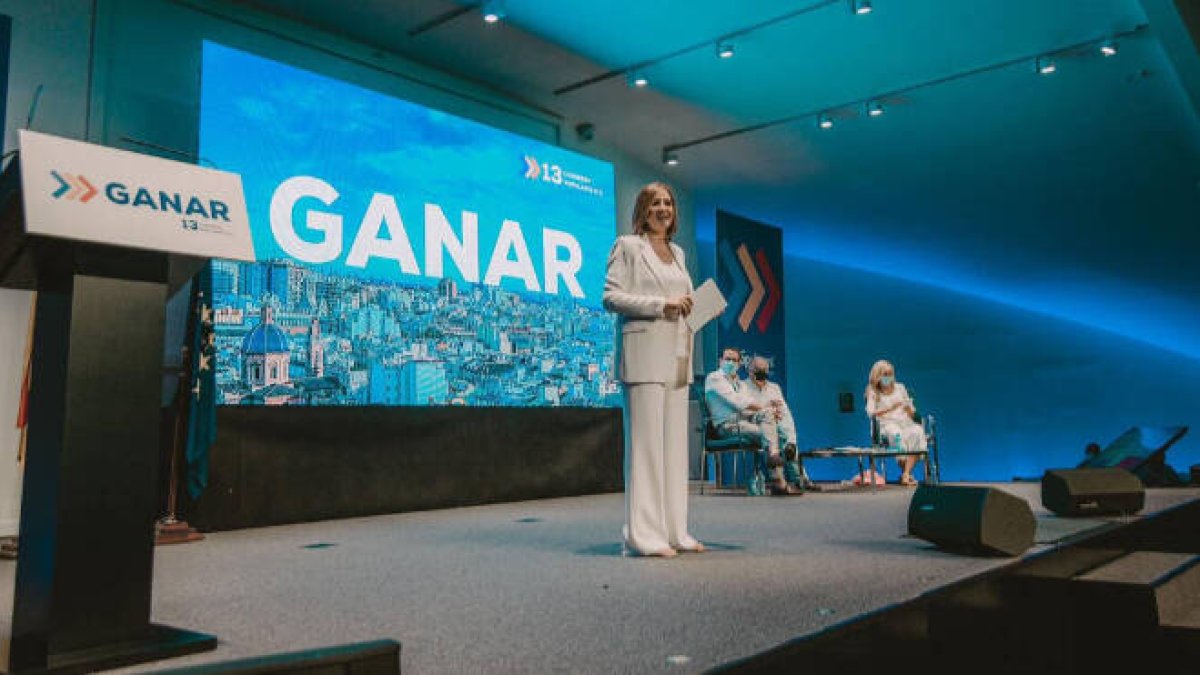 Congreso del PP de Valencia: De la mujer de rojo a la mujer de 'blanco futuro'