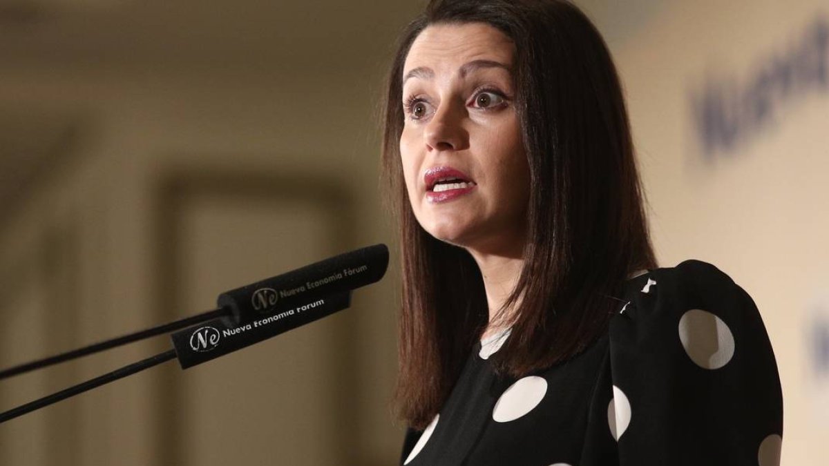 Arrimadas declara la guerra al barón que la llama 