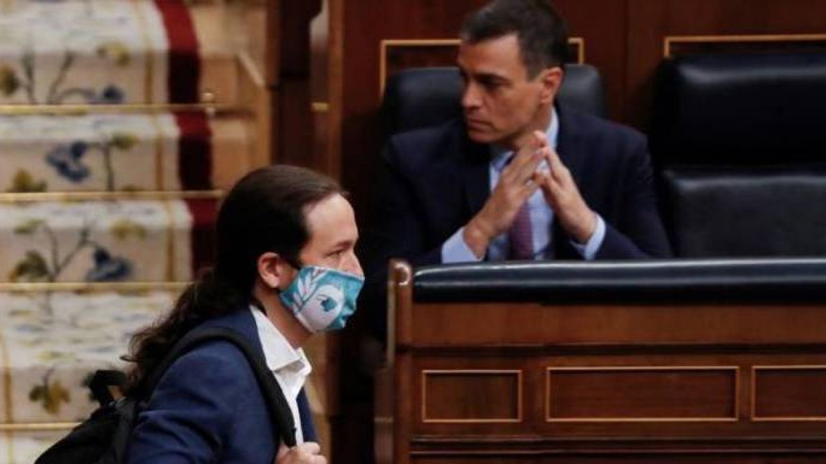 Sánchez mira hacia otro lado al cruzarse con Iglesias en el Hemiciclo.