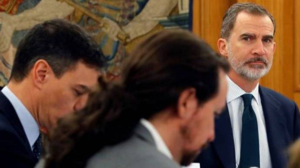 El Rey Felipe, atrapado en la pinza Sánchez-Iglesias.