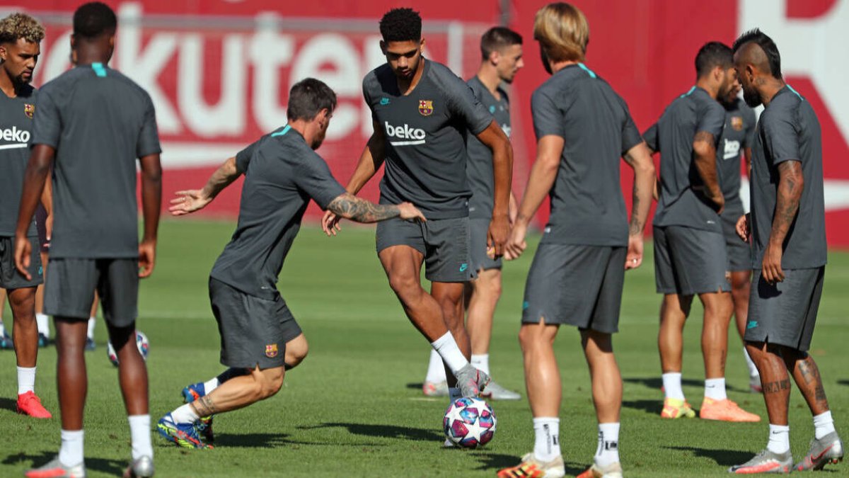 Entrenamiento del Barcelona antes de jugar ante el Nápoles.