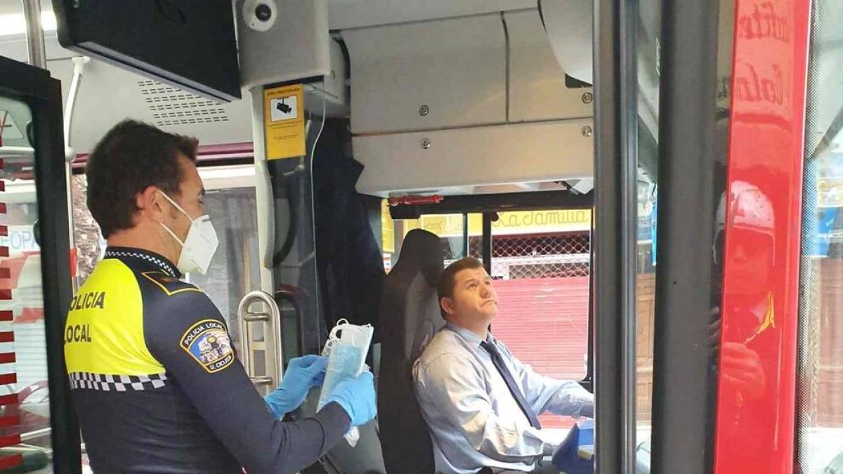 Alicante pide a los ciudadanos que usen la mascarilla para evitar rebrotes