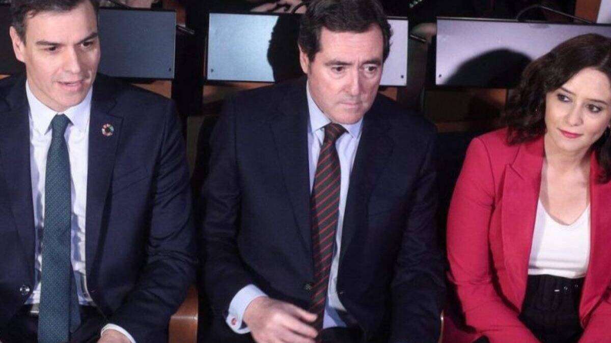 Ayuso y Sánchez, flanqueando a Garamendi, presidente de los empresarios