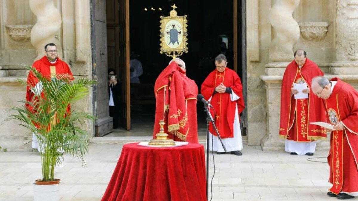 El obispo lanza un dardo contra el Gobierno por prohibir el acto del Castillo