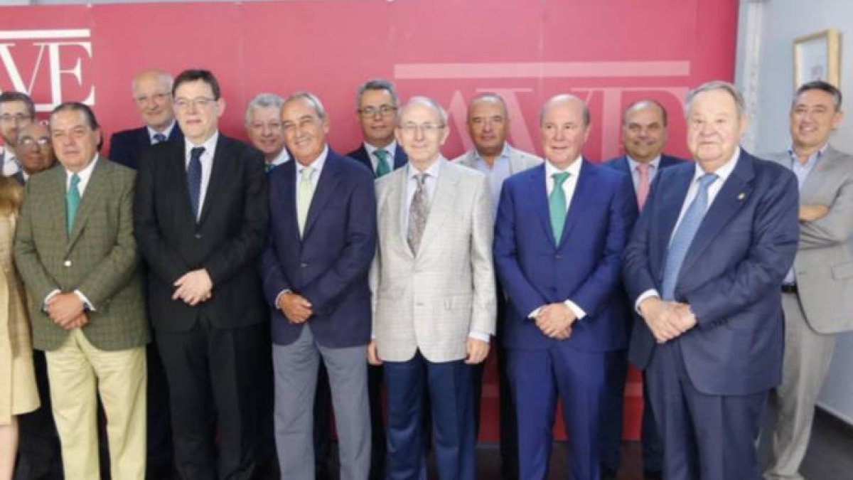 Directivos de AVE con el presiente Puig