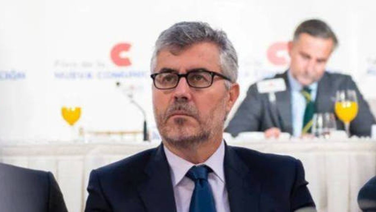 Miguel Ángel Oliver, con un pie fuera de La Moncloa por su guerra con la prensa