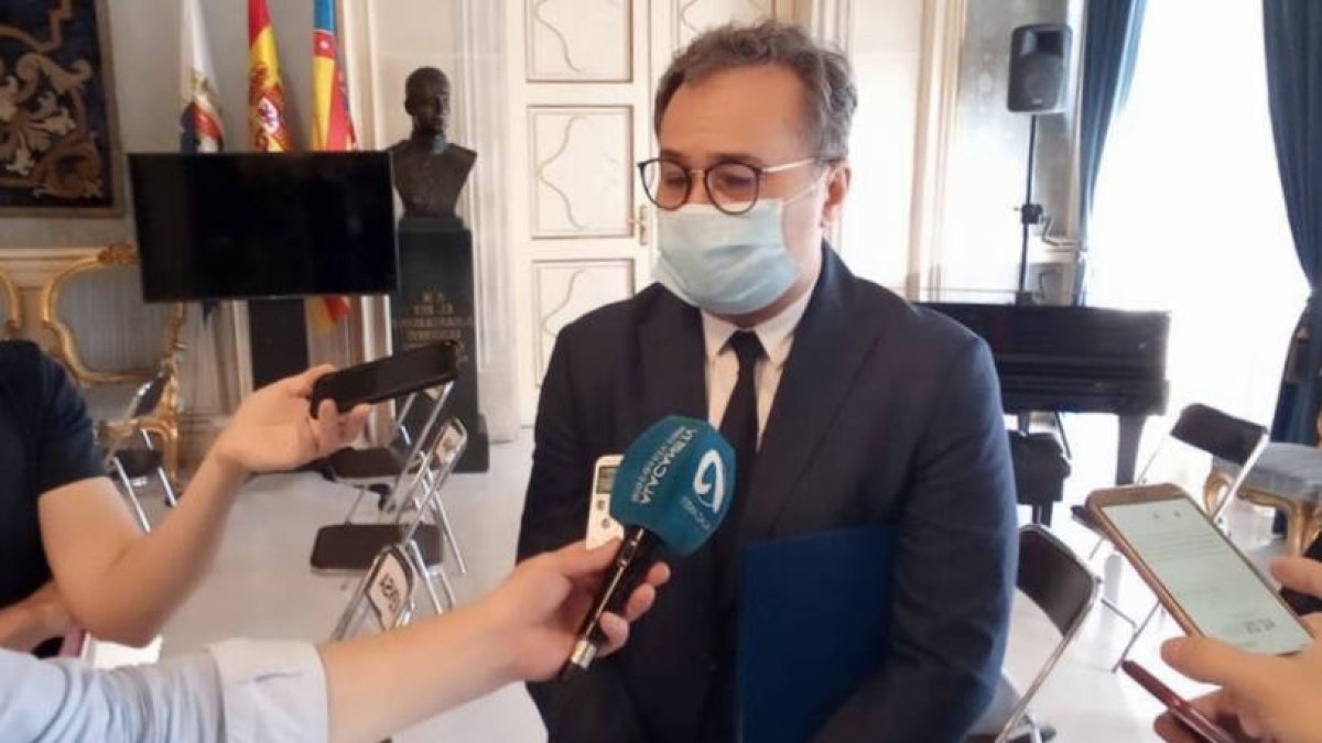 Paco Sanguino reclama que la contrata se divida en dos: dependencias municipales y colegios / FOTO: O.A.