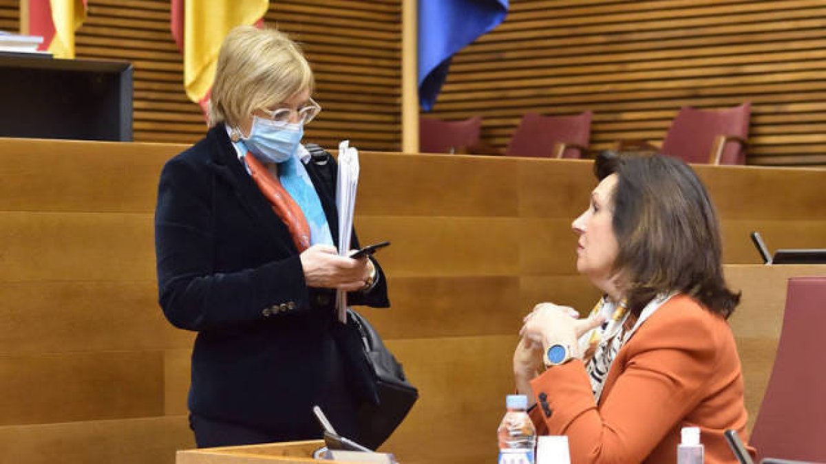 La consellera de Sanidad, Ana Barceló, conversa con la diputada Carmen Martínez