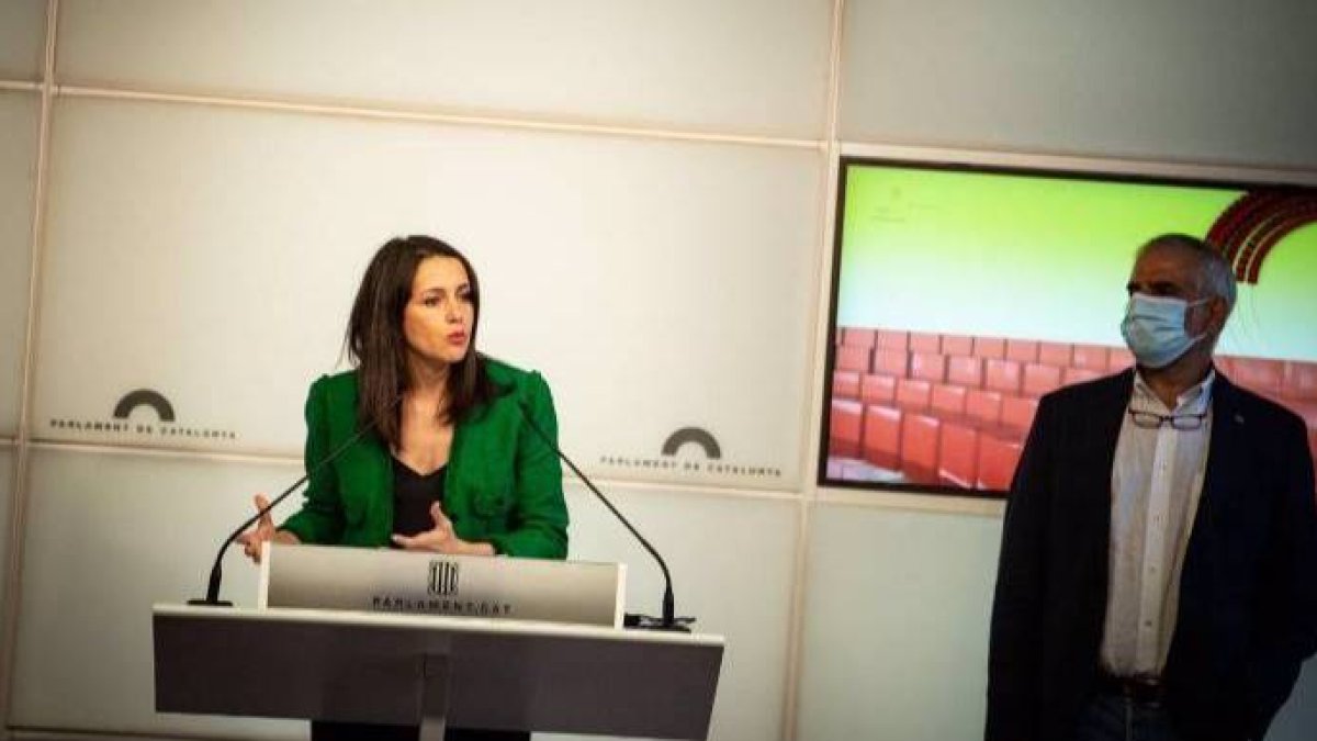 Inés Arrimadas, este lunes en una comparencia en el Parlament.