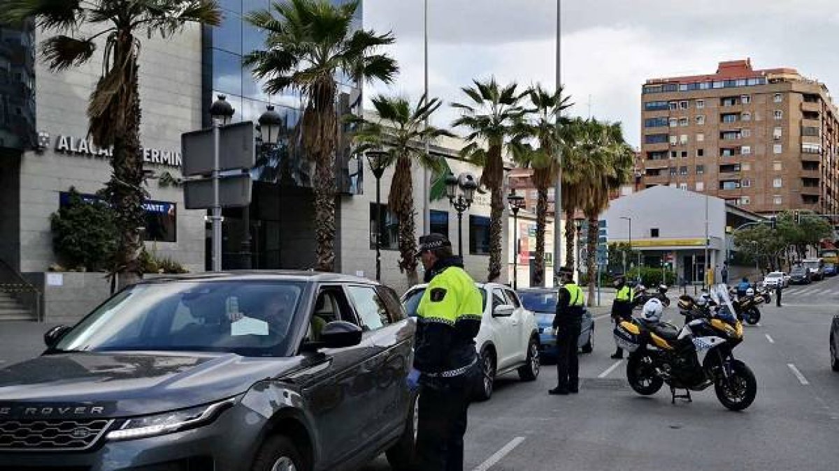 La Policía Local de Alicante multa a 225 personas en tres días por desobediencia