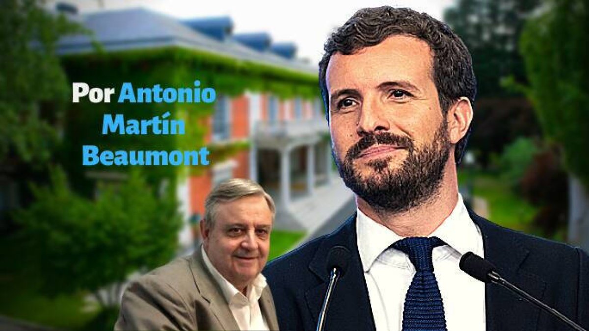 Pablo Casado, y de fondo La Moncloa