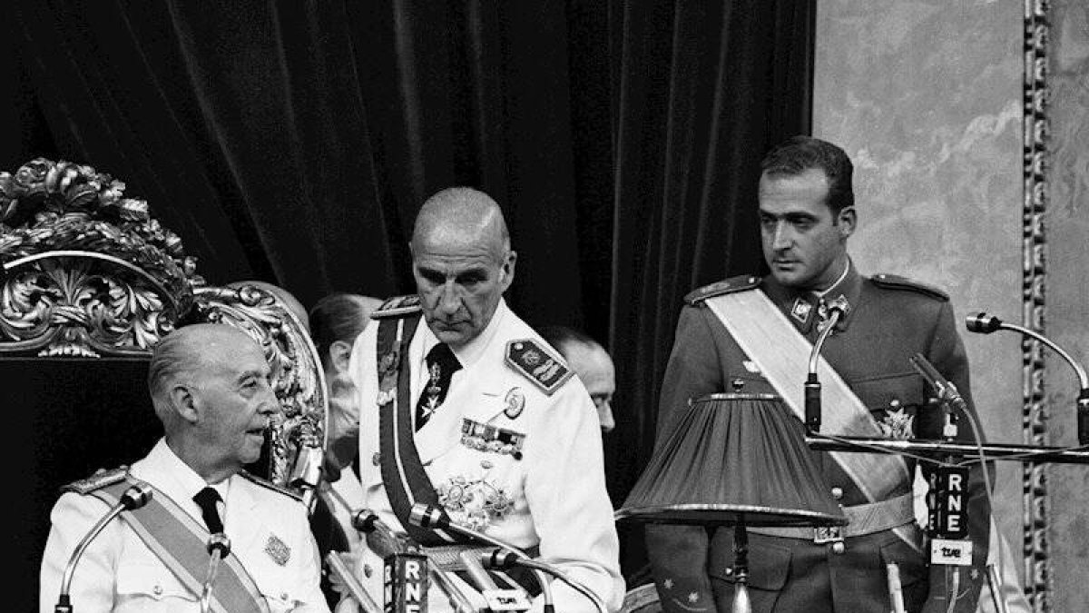 El acto solemne en las Cortes donde Franco nombró a don Juan Carlos heredero a título de Rey.