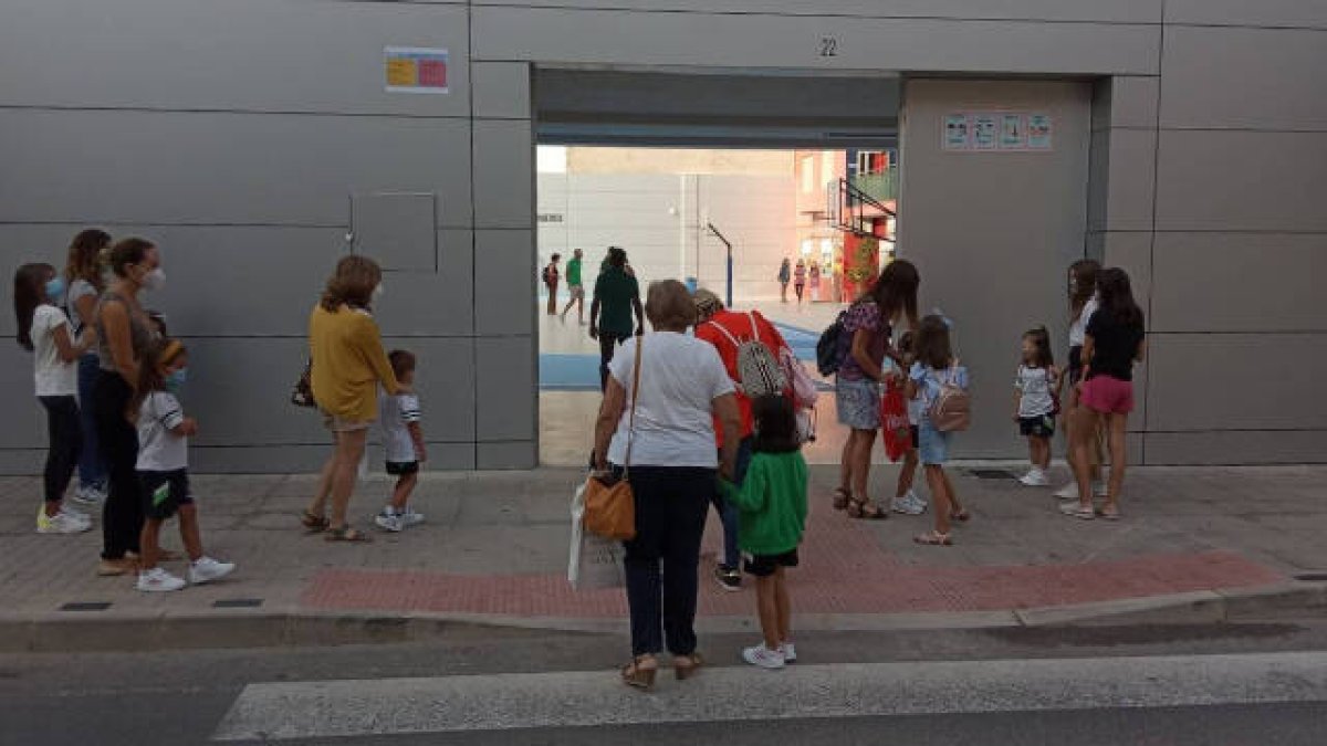 Alumnos de infantil dentrando al colegio en su primer día de clase / FOTO: O.A.