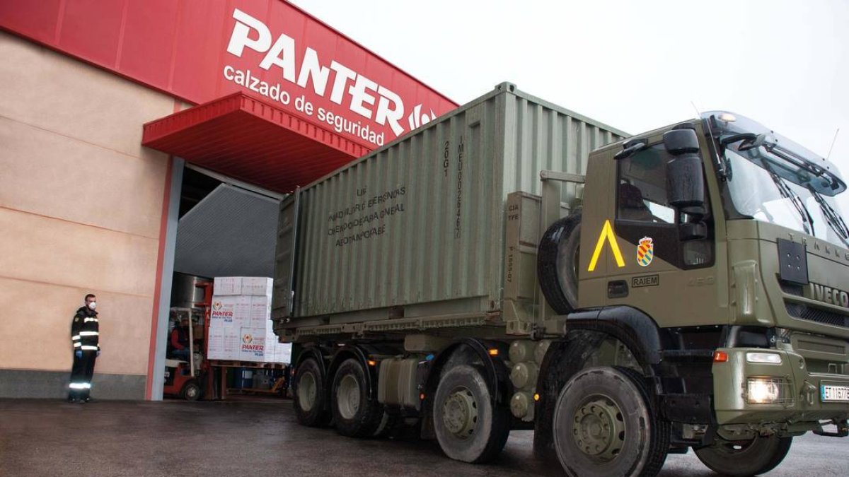 La zapatera de Alicante Panter entrega 1.300 pares de botas al Ejército