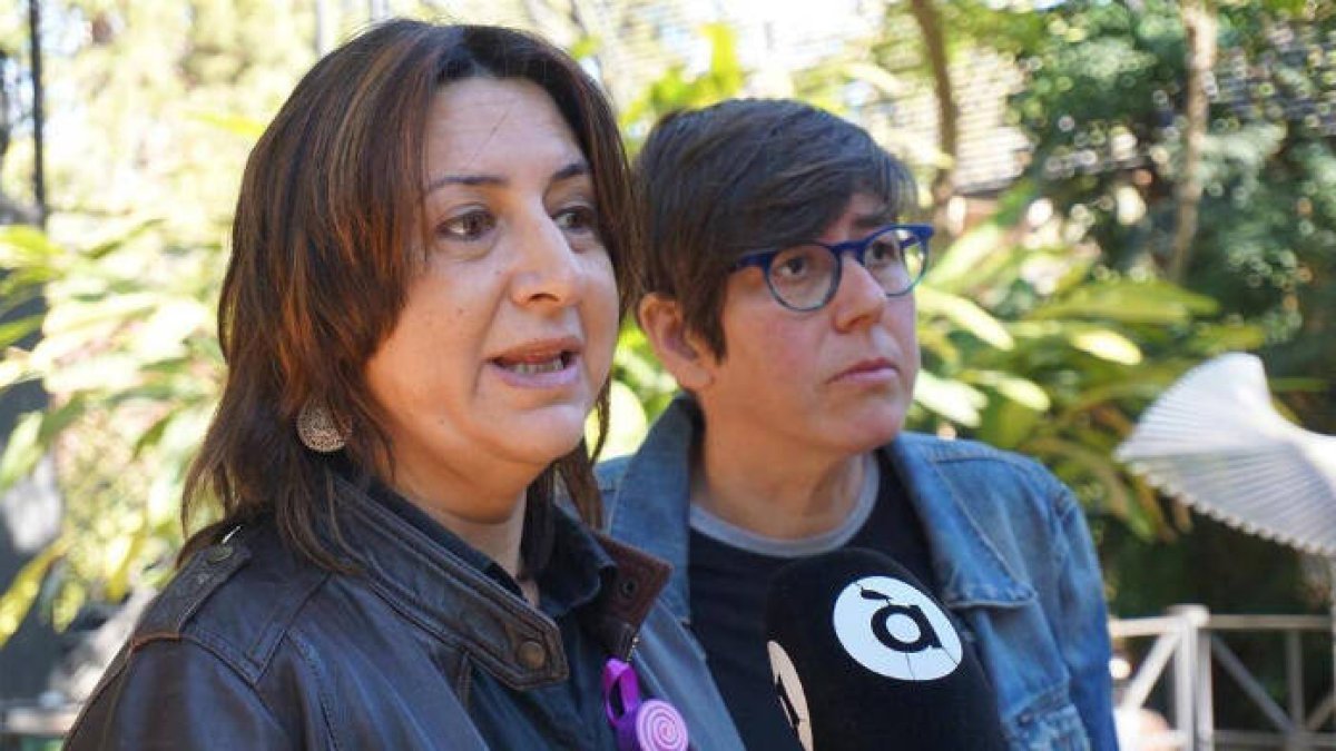 Lima, a la derecha, y Pérez, la izquierda, delante de un micro de la televisión pública contra la que ha arremetido esta semana