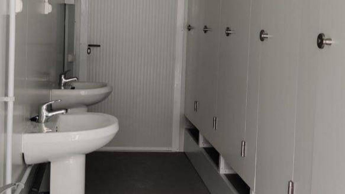 La última de los hospitales de campaña: No caben las sillas de ruedas