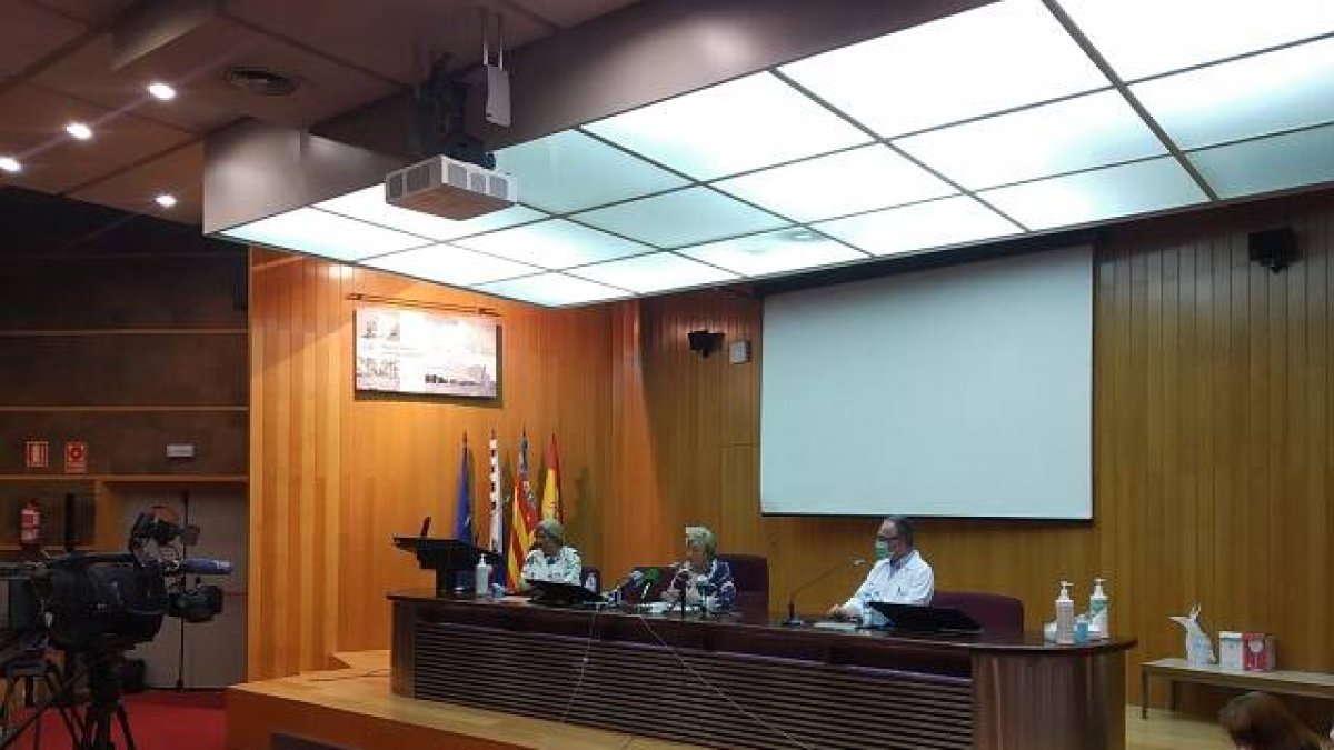La consellera Ana Barceló en su visita de hoy al hospital de campaña de Alicante.