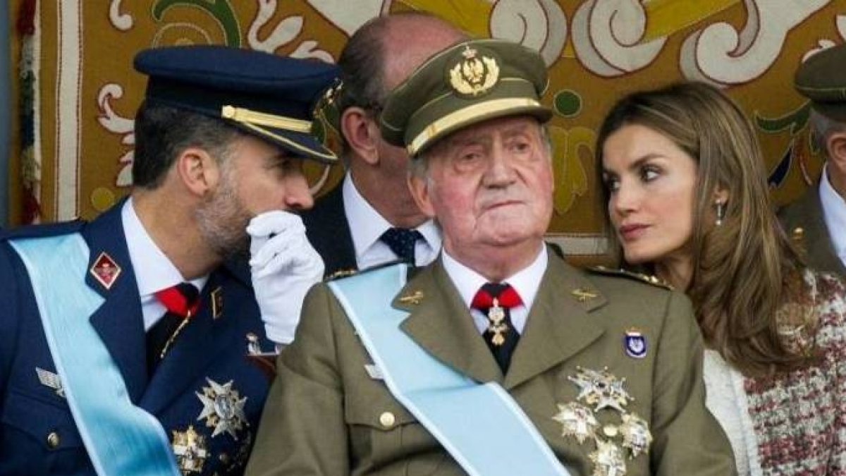 Juan Carlos I, con uniforme de capitán general, en el último desfile del 12-O antes de su abdicación.