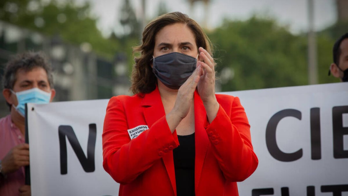 Ada Colau durante la concentración en Nissan.