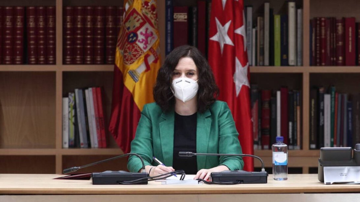 La presidenta madrileña durante una reunión.