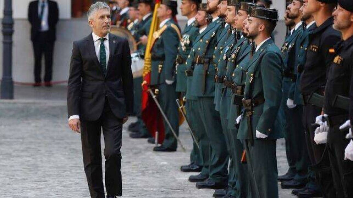Fernando Grande Marlaska, pasando revista a las fuerzas de la Guardia Civil