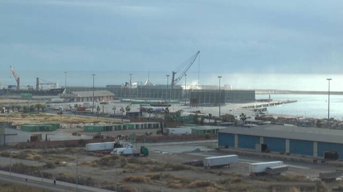 Zona de descargas del Puerto de Alicante FOTO: O. Avellán
