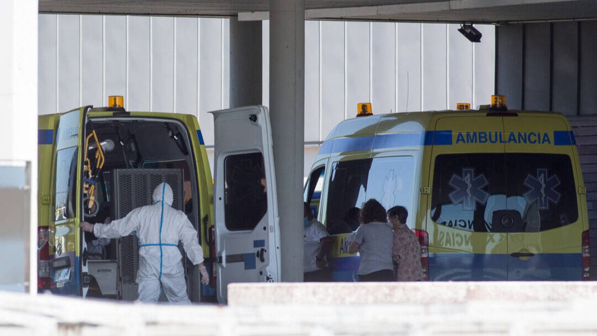Personal sanitario a las puertas de un hospital.