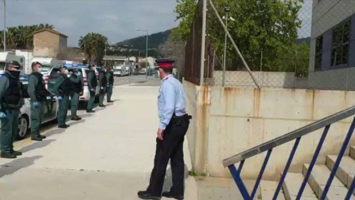 Guardias civiles dando el pésame a los Mossos por la primera muerte de uno de sus miembros por coronavirus.