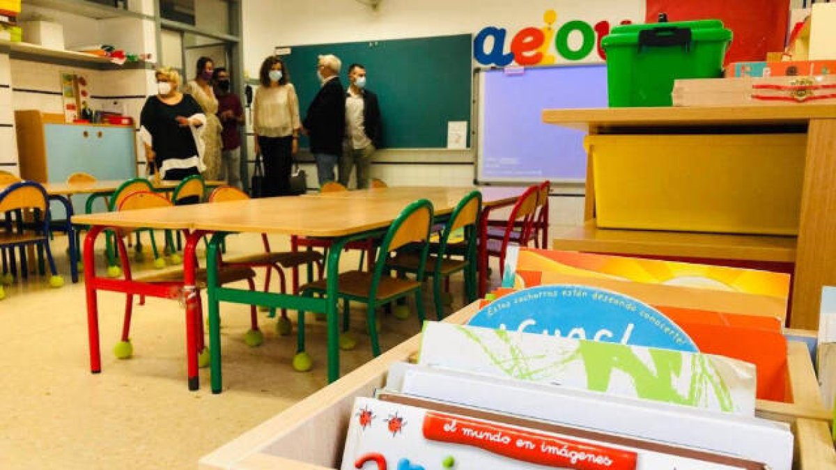 Joan Ribó y su séquito en la vuelta al cole