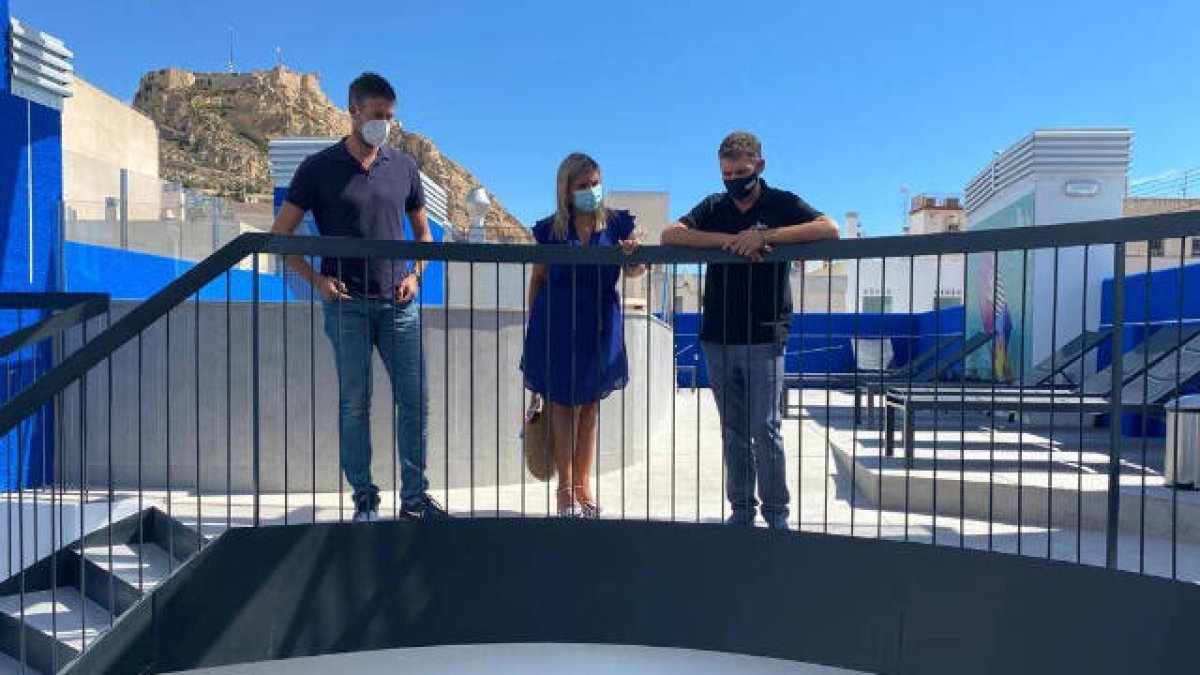Mª Carmen Sánchez ha visitado algunos apartamentos turísticos del centro de Alicante