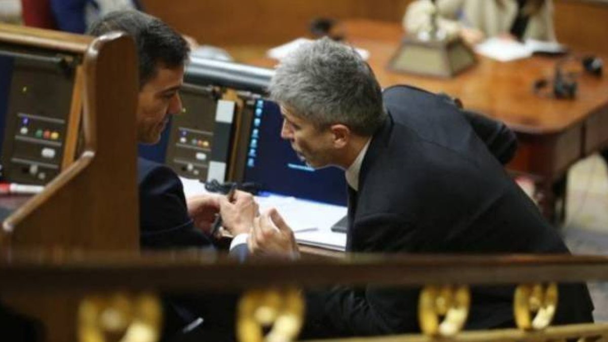 Sánchez y Marlaska. Su política penitenciaria obliga a la AVT a moverse.