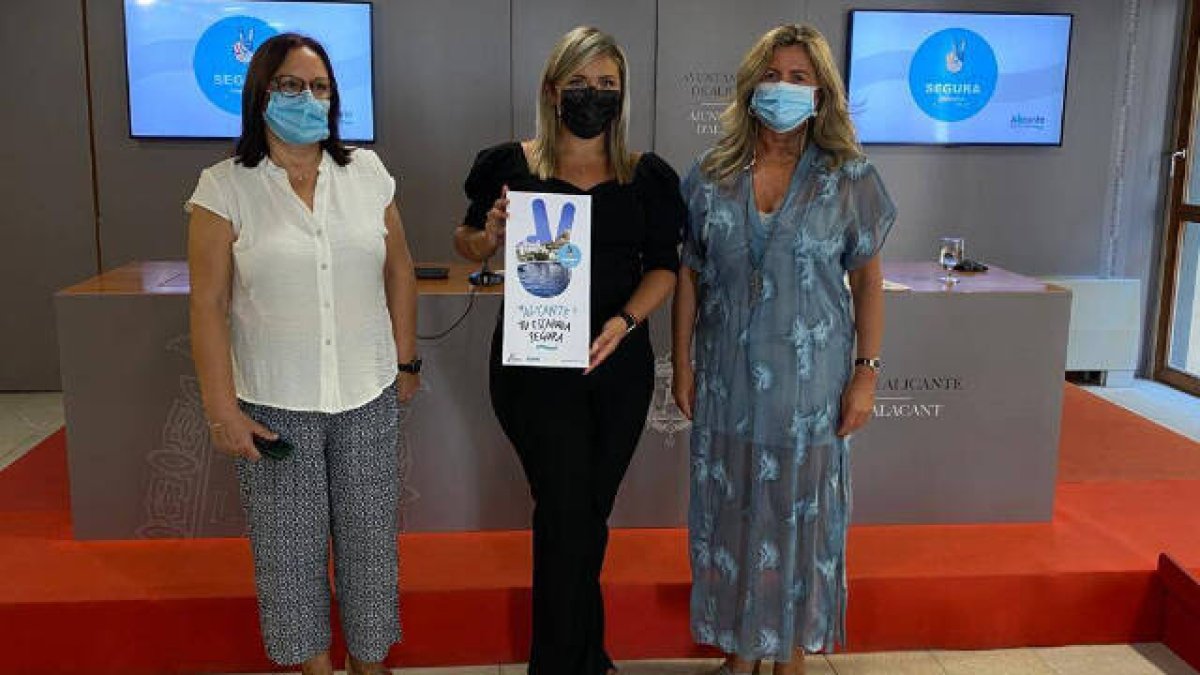 La vicealcaldesa y concejala de Turismo durante la presentación de la campaña