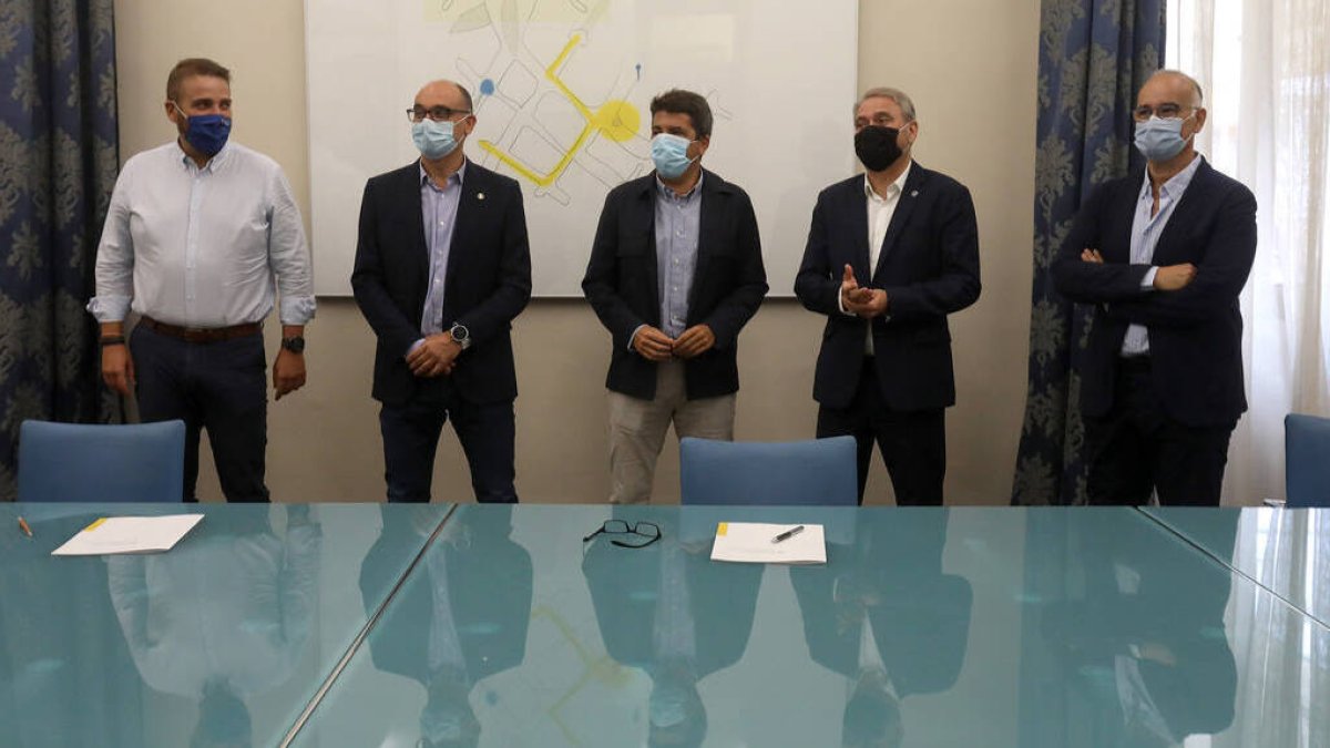 Los responsables institucionales tras la firma del acuerdo.