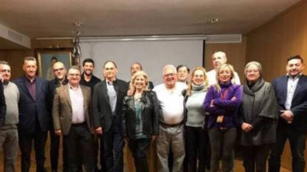 Imagen de la primera reunión de debate que tuvo lugar en la sede de Lo Rat Penat