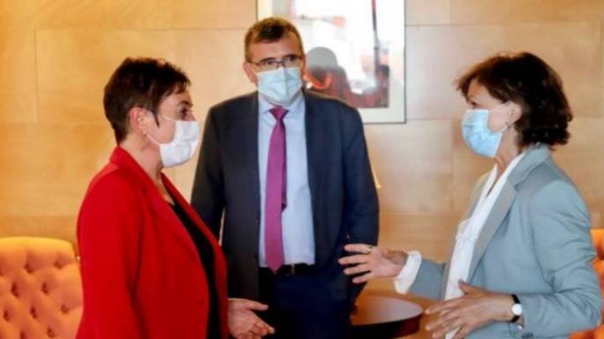 La vicepresidenta Calvo, hace dos semanas, en su reunión con la portavoz de Bildu para negociar los PGE.