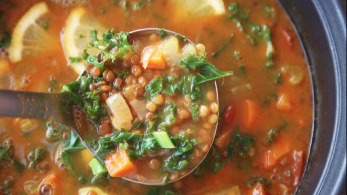 Sopa de lentejas al limón, vegana y altamente nutritiva