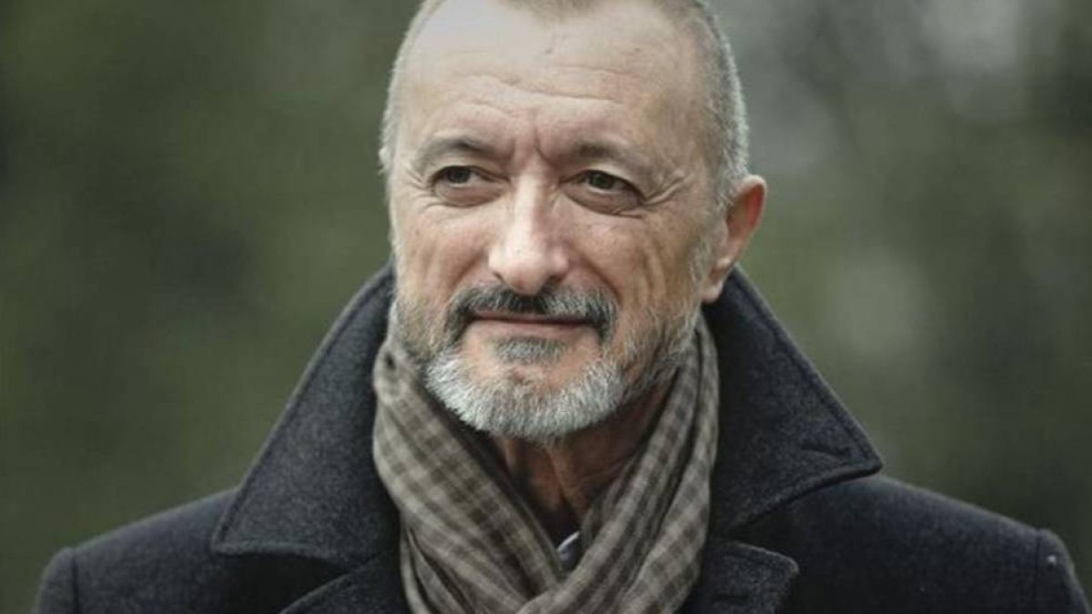 A Arturo Pérez Reverte le ha salido una fogosa admiradora.