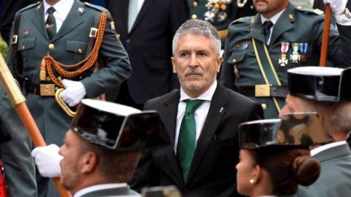 Marlaska, en el centro del huracán en la Guardia Civil.