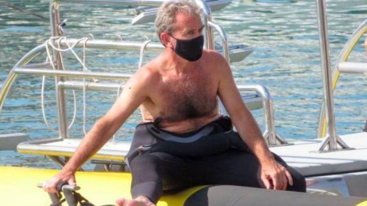 Simón, durante su exhibición de buceo en televisión con Jesús Calleja.