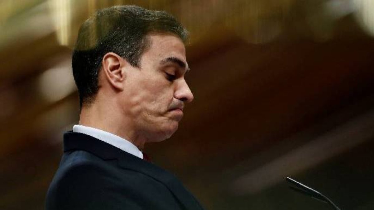 Sánchez, en un significativo gesto, este miércoles en el Congreso.