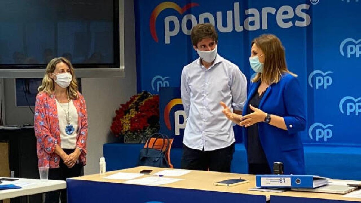 Maria José Catalá conversa con Juan Carlos Caballer, presidente del comité organizador del congresolocal del PP.