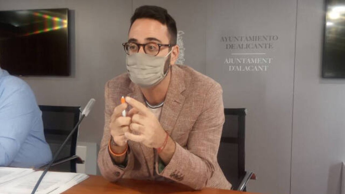 El Concejal de Urbanismo, Adrián Santos Pérez, durante el anuncio de la nueva ordenanza / FOTO: O. Avellán