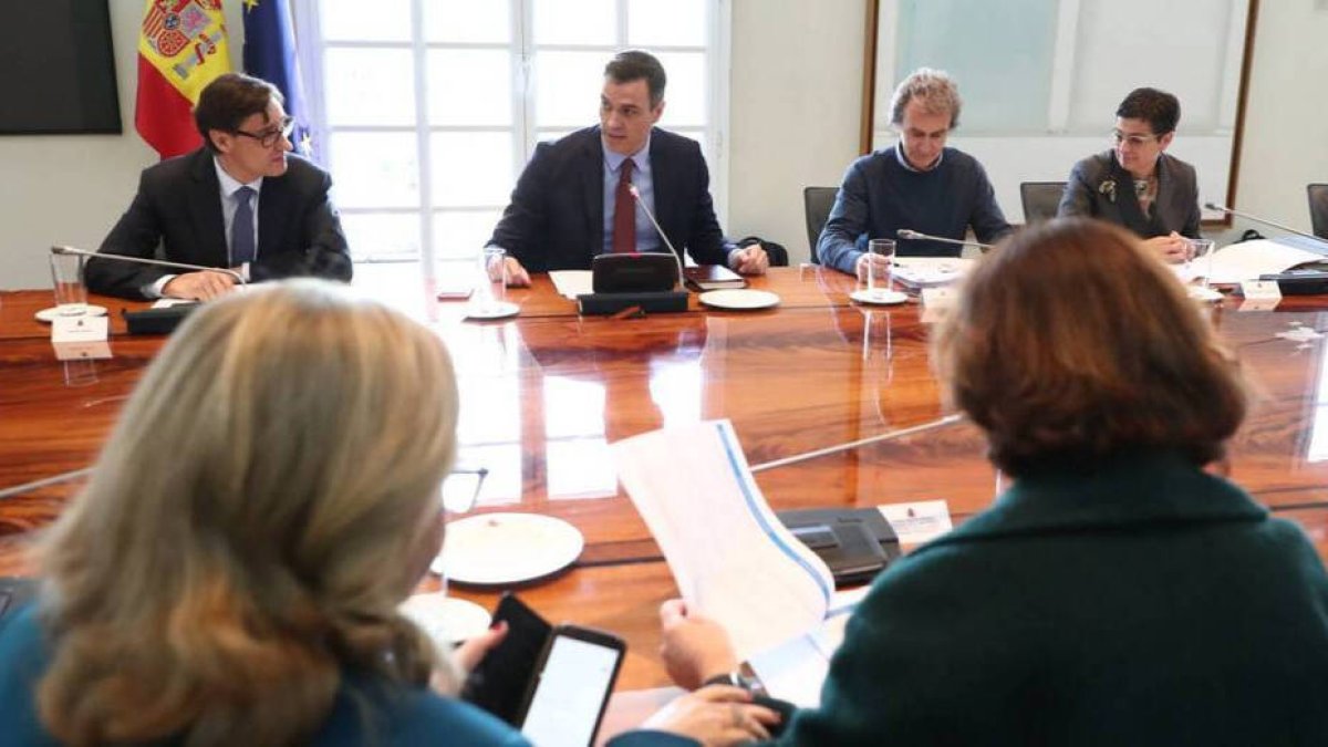 Sánchez y varios de sus ministros en una reunión en La Moncloa.