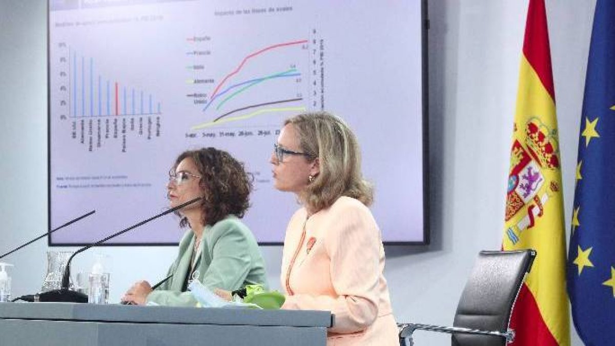 La vicepresidenta Calviño y la ministra de Hacienda, este martes tras el Consejo de Ministros.