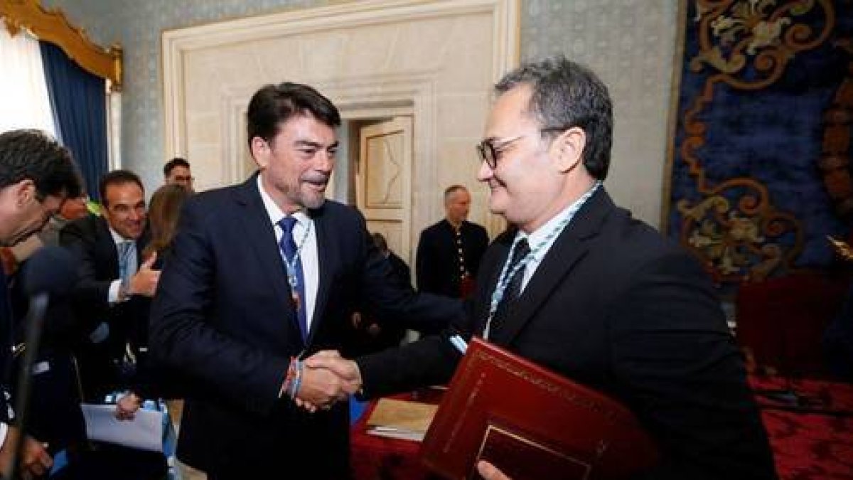 Luis Barcala saluda a Paco Sanguino.
